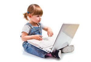 bambina che gioca con il computer